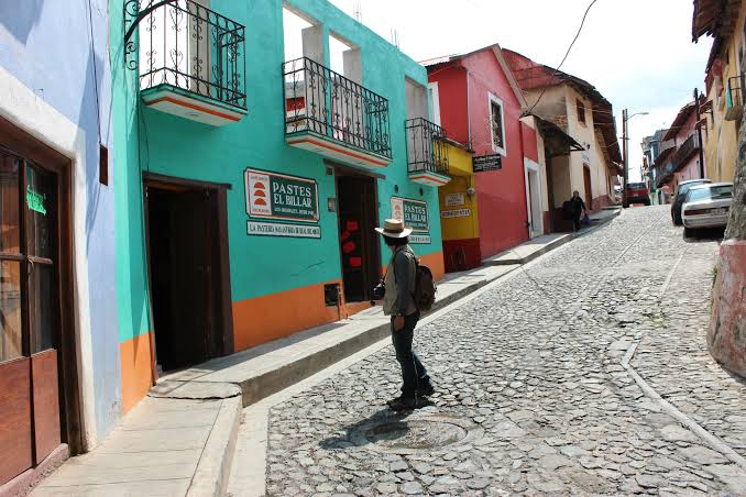 Callejones empedrados tras la lluvia